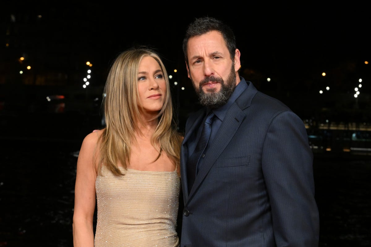 Adam Sandler prankt Jennifer Aniston met déze onverwachte look