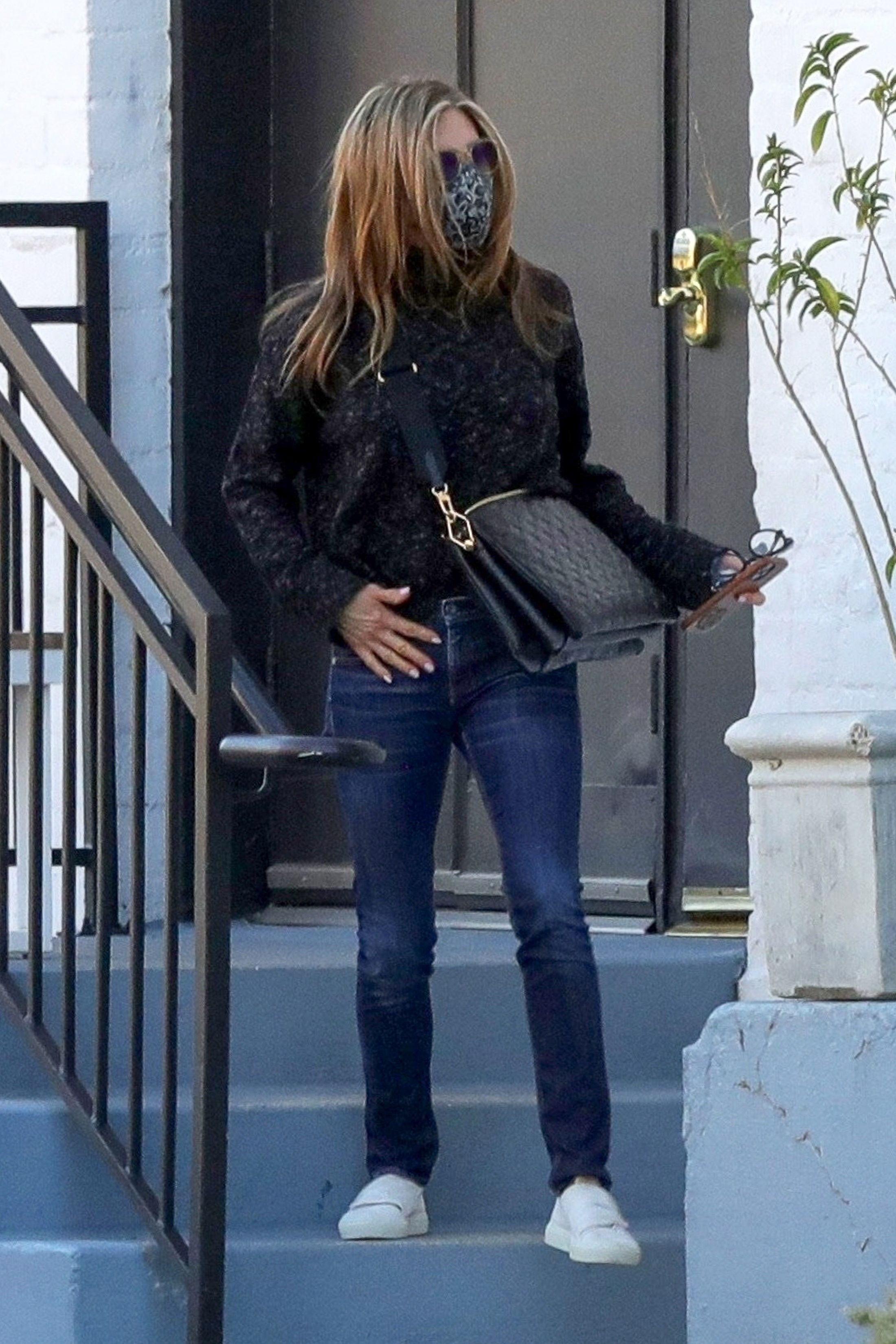 Jennifer Aniston Leather Shoulder Bag in 2023  Jennifer aniston winter  style, Jennifer anniston style, Jennifer aniston style