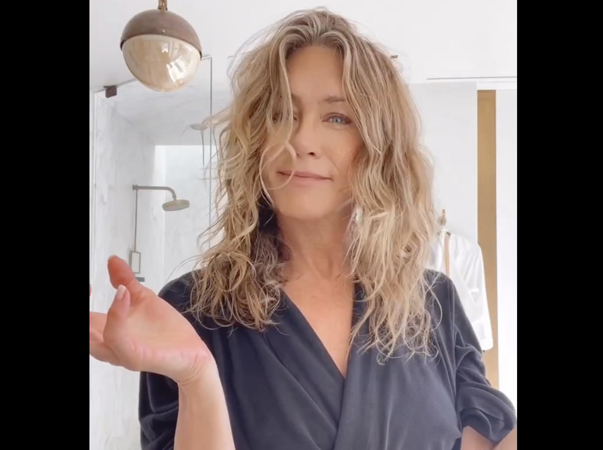 Jennifer Aniston Handjob - Jennifer Aniston Shows Off Hair While Wearing Just a Robe in New Video