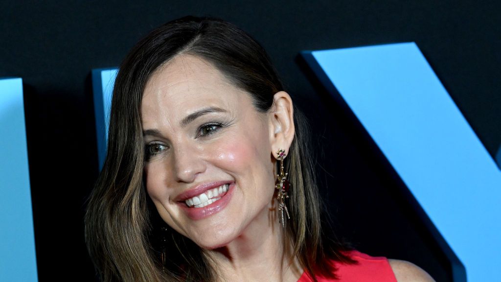 preview for Jennifer Garner reveals what she uses to prevent hair thinning