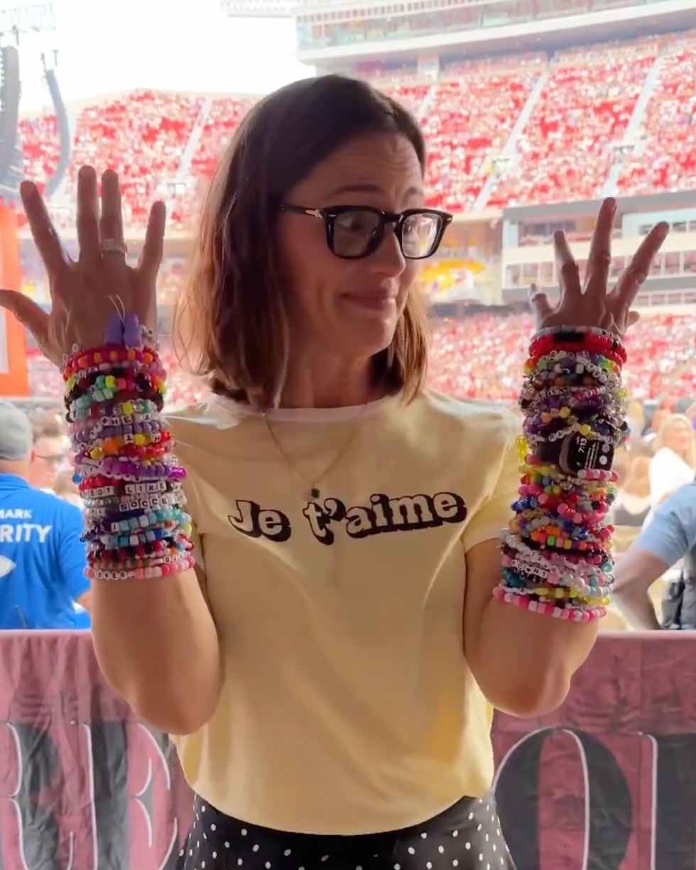 Jennifer Garner Shows Off All the Friendship Bracelets Taylor Swift Fans  Gave Her at the Eras Tour