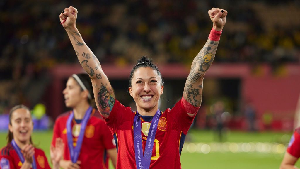 preview for Angry reaction after Spanish football leader kissed a Women’s World Cup star on the mouth