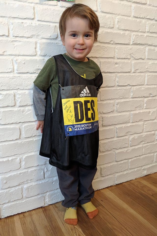 El pequeño Desmond con el dorsal de Des Linden