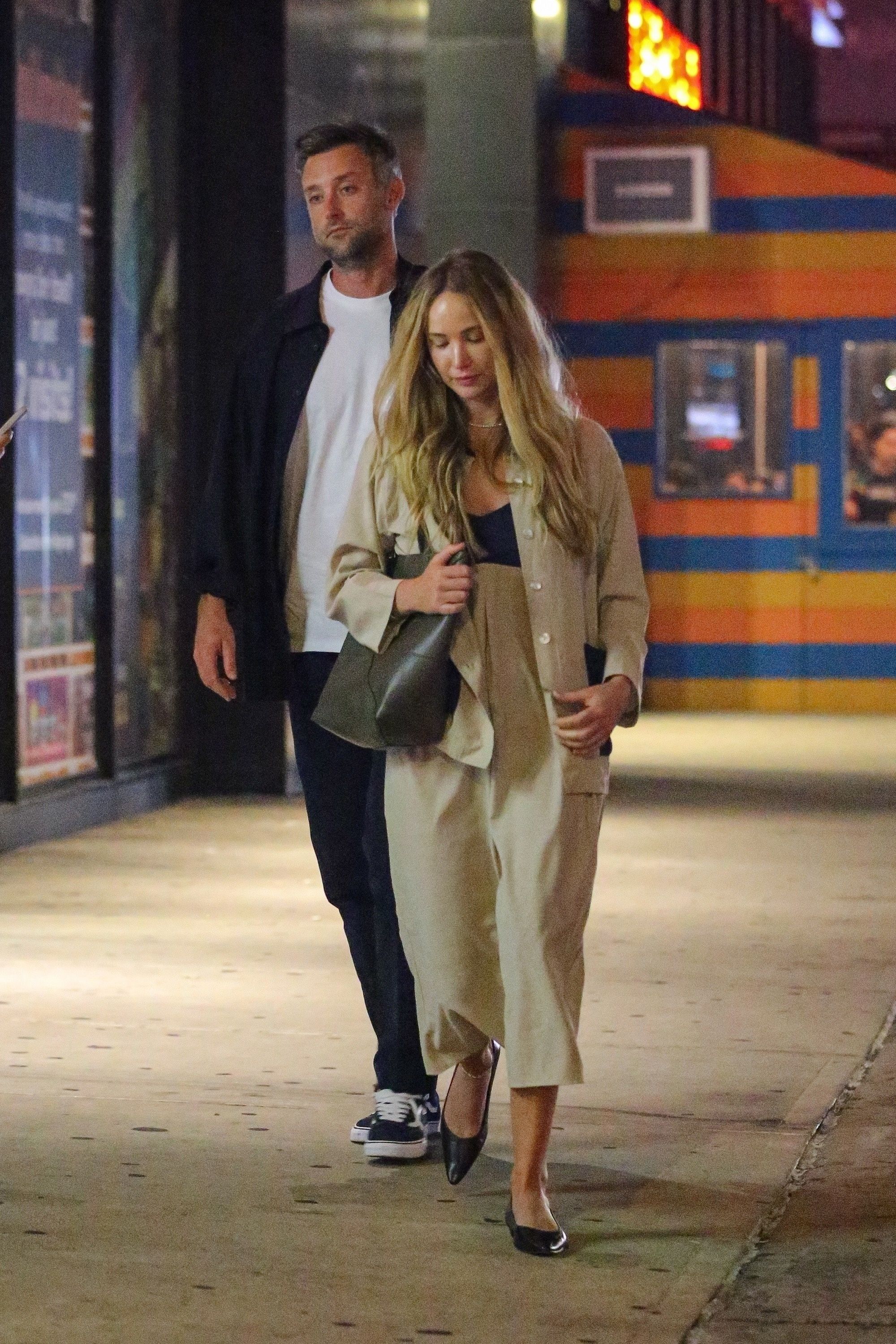 Jennifer Lawrence Wore a White Tee With a Leather Tote