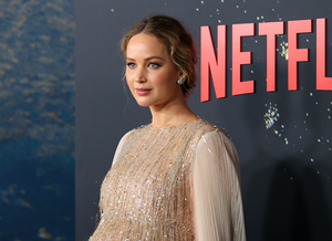 jennifer lawrence shows off baby bump at don't look up premiere