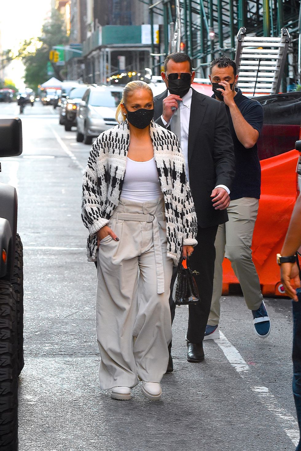 Jennifer Lopez lleva unos pantalones negros que pueden ser tu próxima gran  inversión