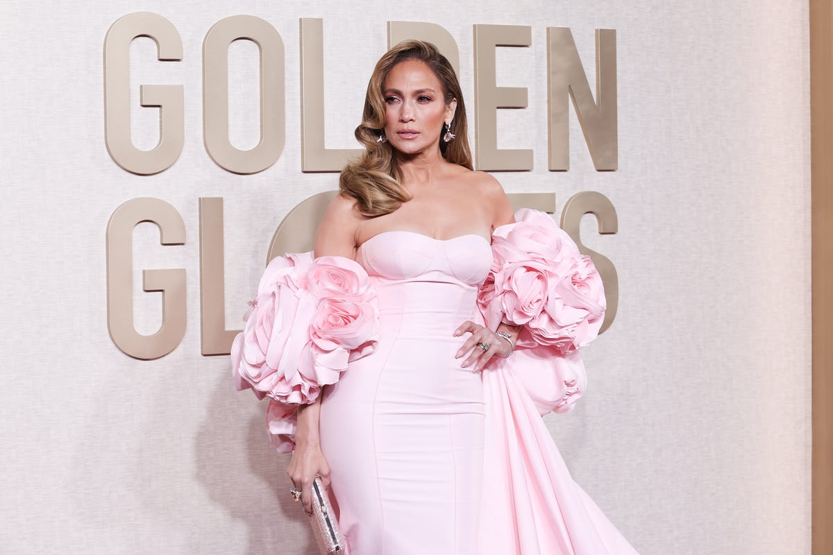 La manicure scintillante di Jennifer Lopez ai Golden Globe 2024