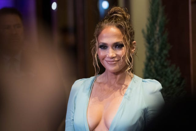 Jennifer Lopez fisico: a 51 anni con un corpo sensazionale