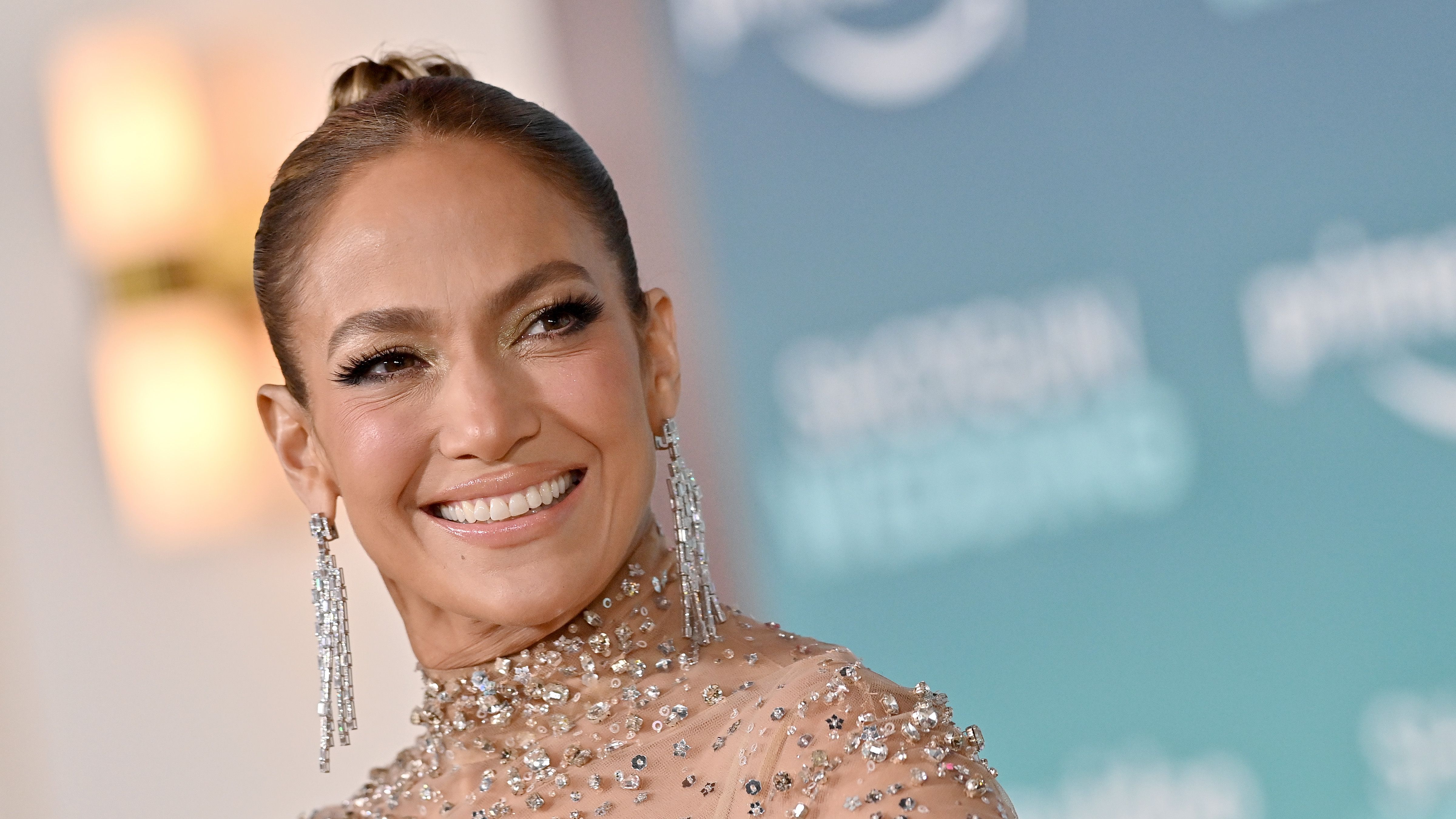 Jennifer Lopez shows off her world-famous hips and sculpted