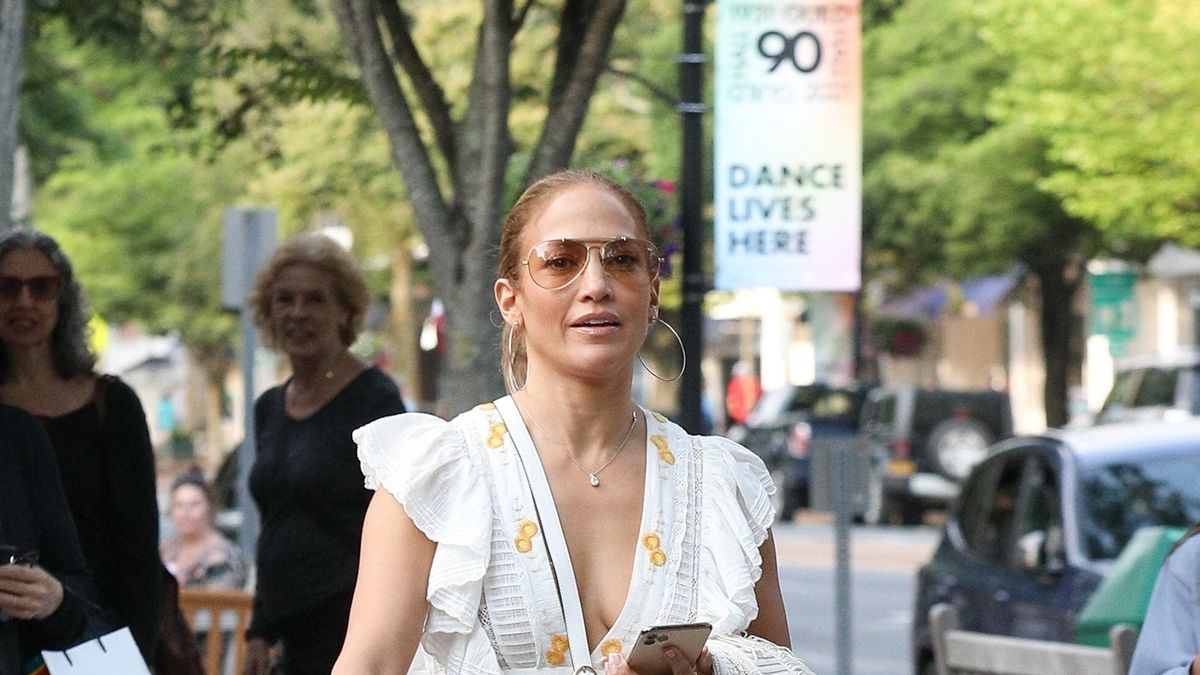 Jennifer Lopez Just Made the All-Beige Outfit Interesting