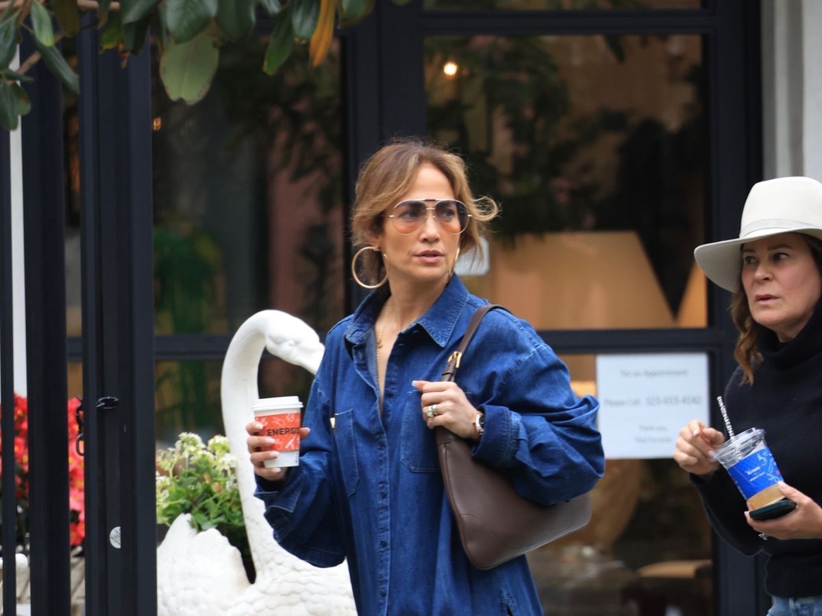 Jennifer Lopez Brings Back the '70s With Flared Corduroy Pants and a Crop  Top