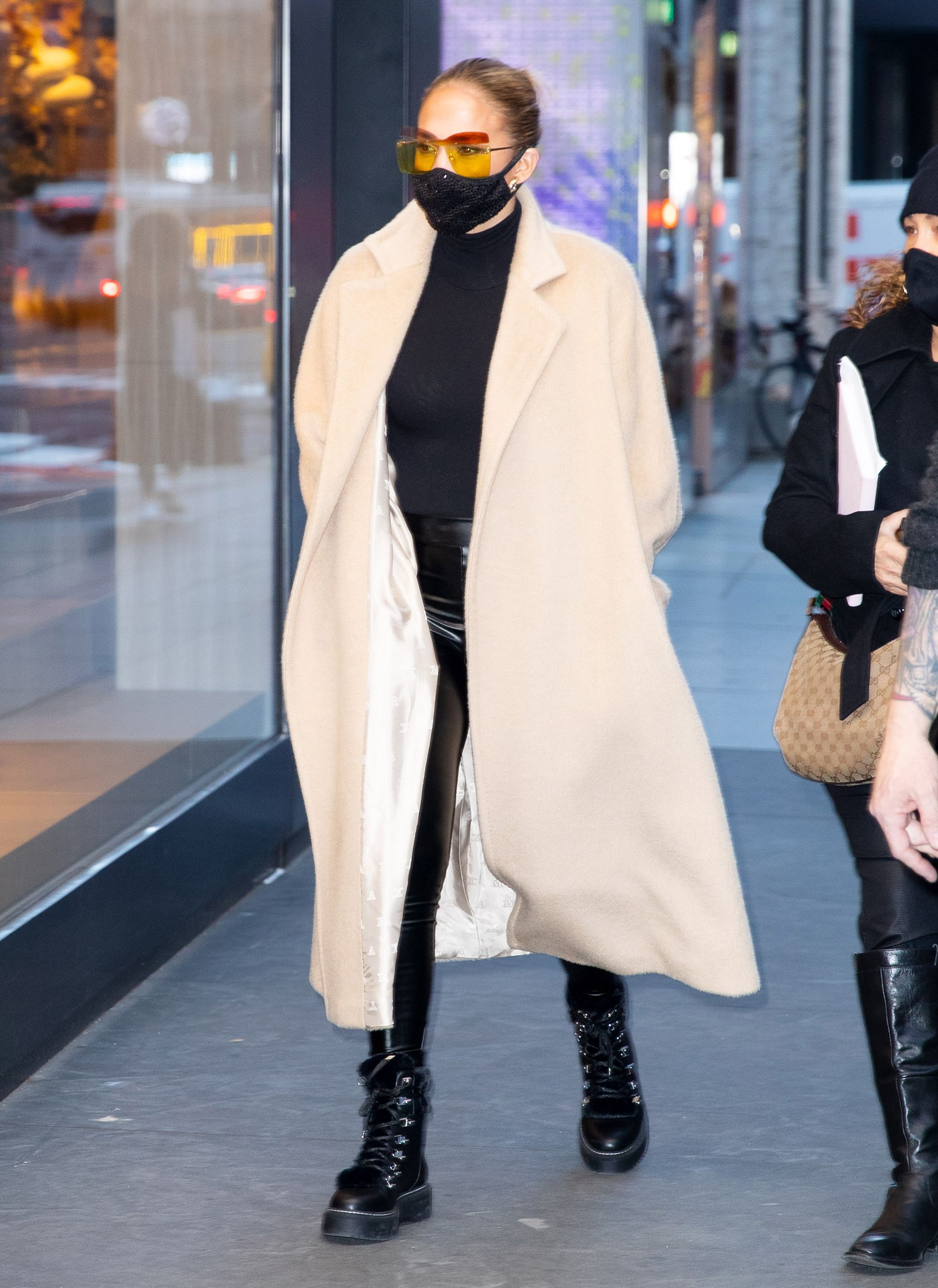 estera pulgada colina Jennifer Lopez: botas militares para bajitas, leggins y abrigo