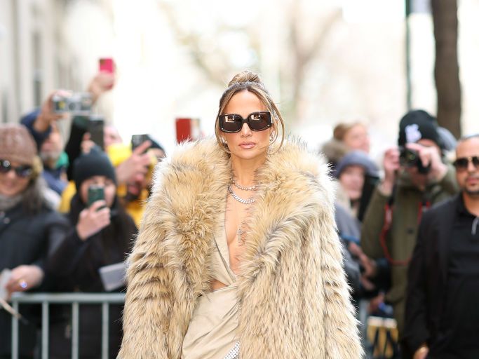 Jennifer Lopez wears baggy tracksuit pants for shopping tripbut