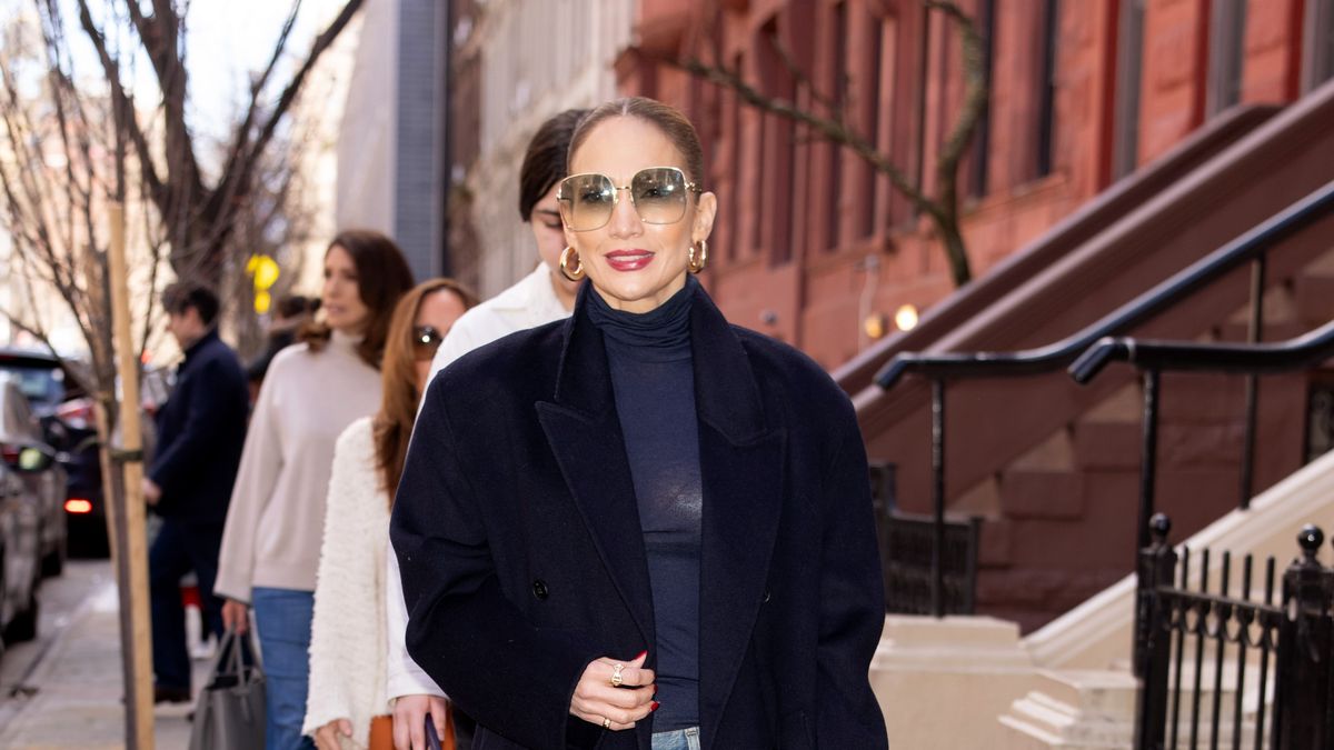 Jennifer Lopez Wears Loose-Fitting Jeans and Stilettos in NYC