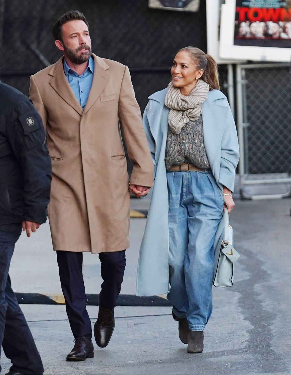jennifer lopez y ben affleck recuperan la moda 'twinning' de vestir como tu pareja en 2021 con looks coordinados con el azul como protagonista
