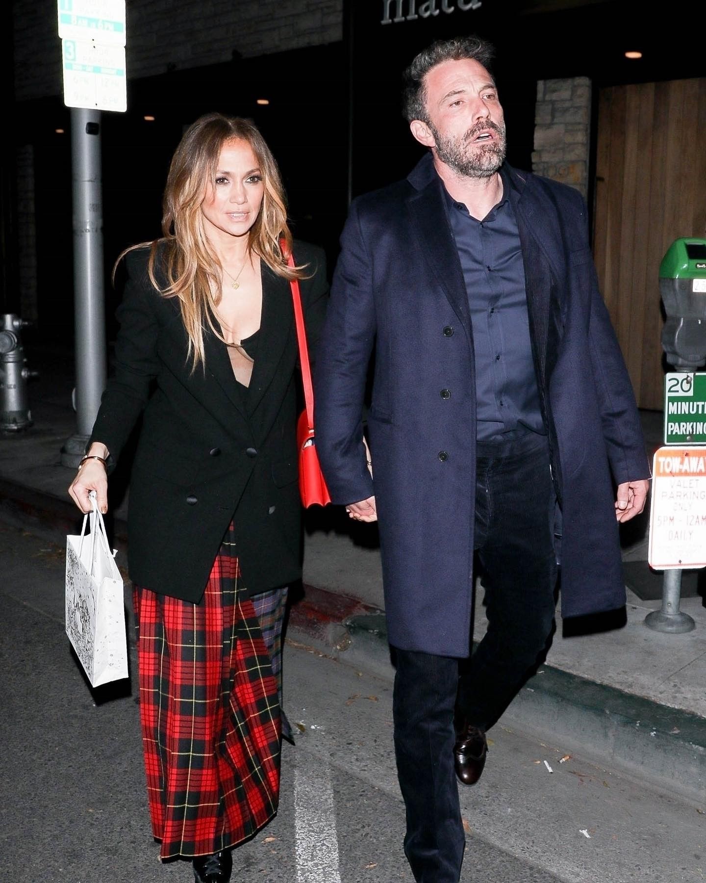 Jennifer Lopez un look de cita maxi falda escocesa