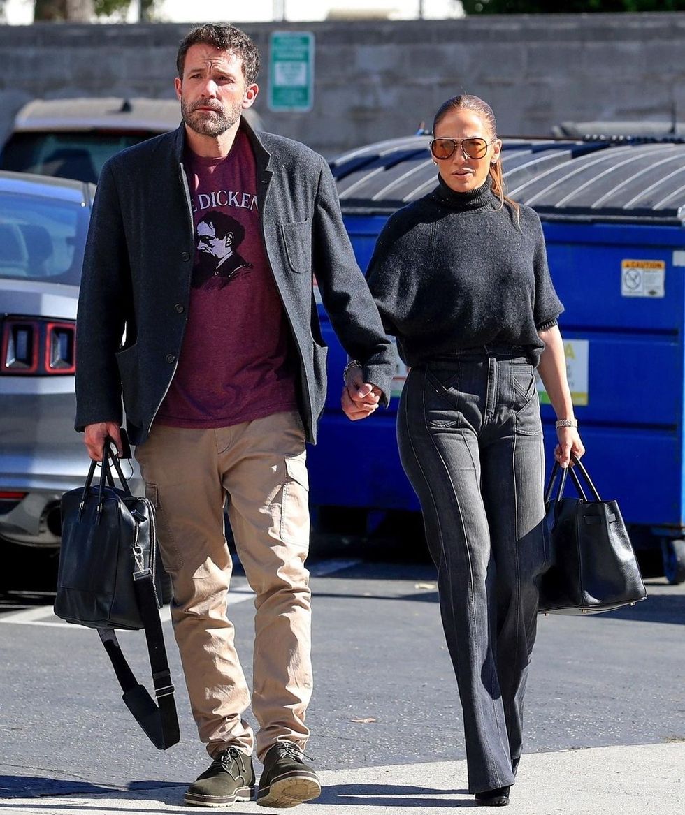 Jennifer Lopez - Una bolsa que hace match con cualquier outfit, de
