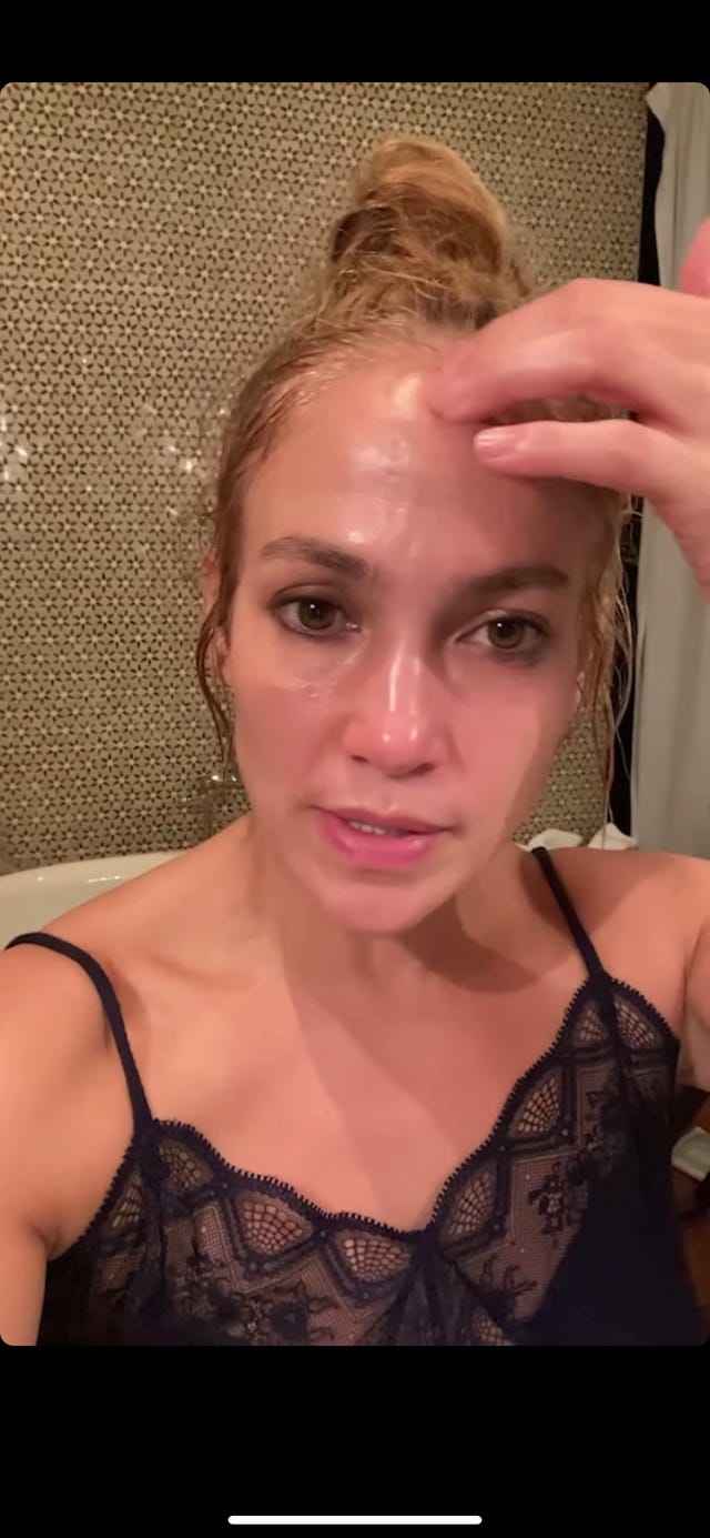 Jennifer Lopez Just Showed Her Real Skin Texture Without Any Makeup 