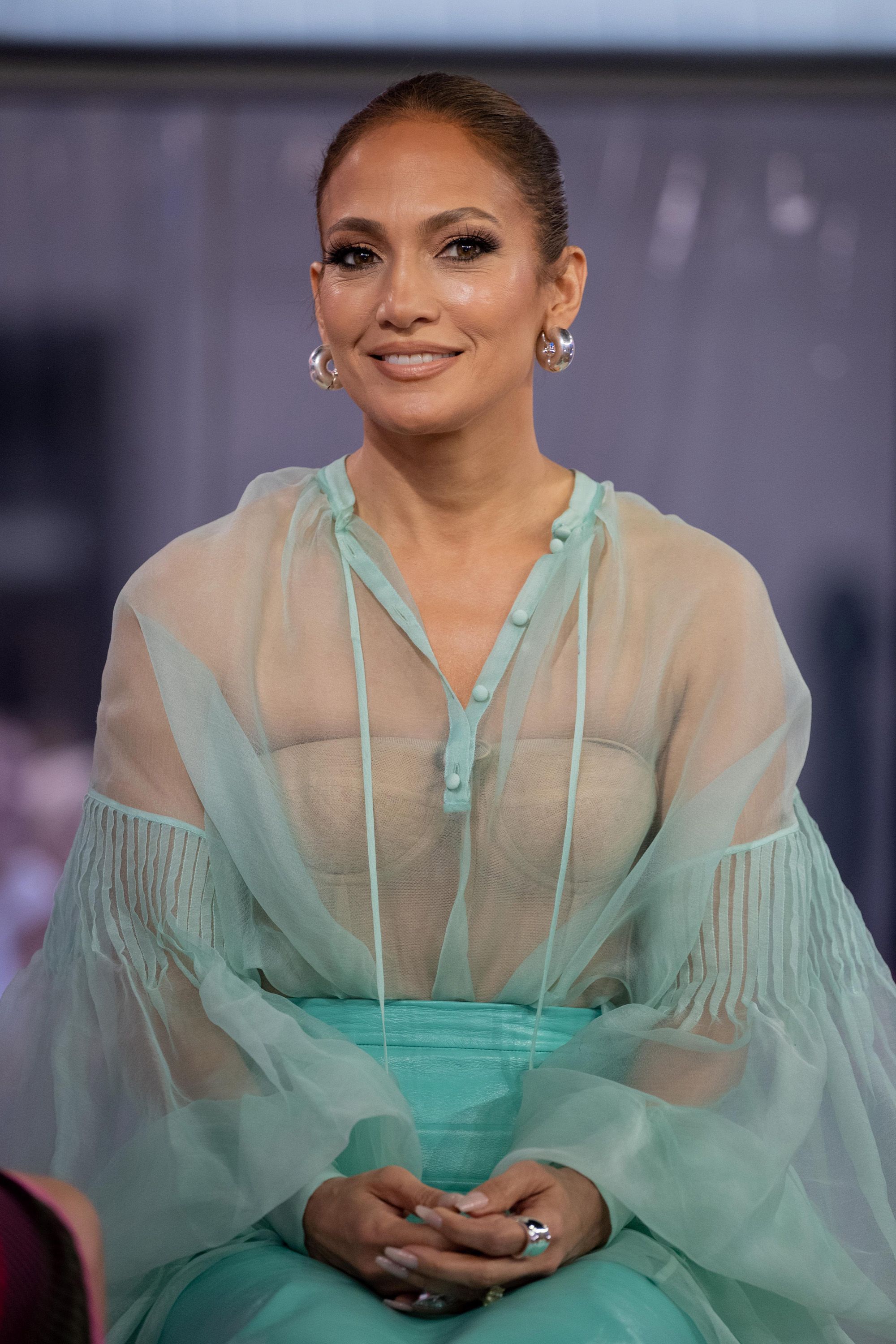 Jennifer Lopez deslumbra con camisa totalmente transparente y