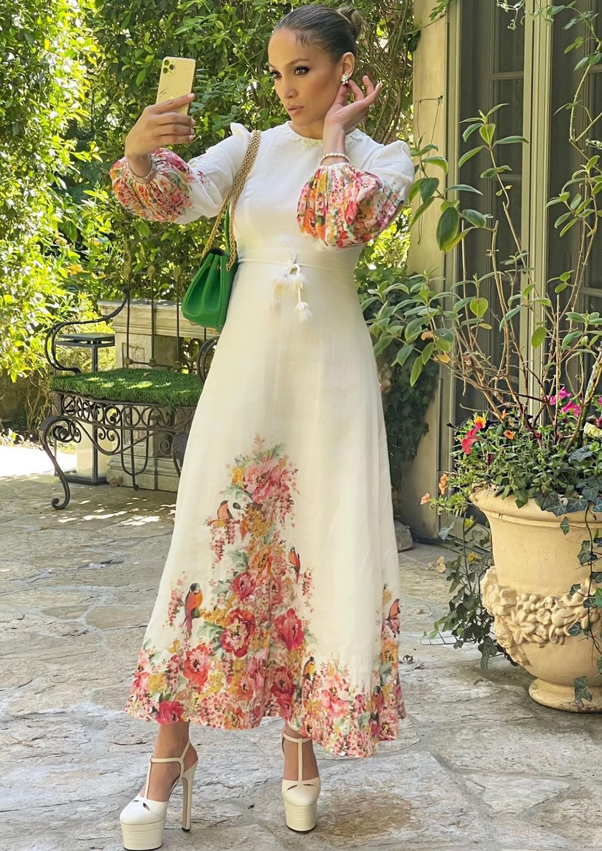 Lopez con vestido blanco floral y plataformas