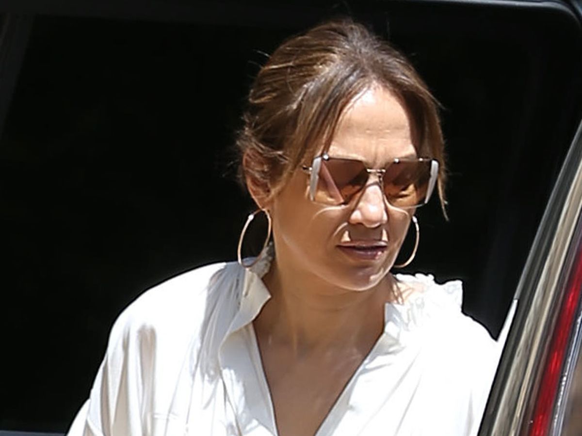 Jennifer Lopez: con vestido túnica blanco