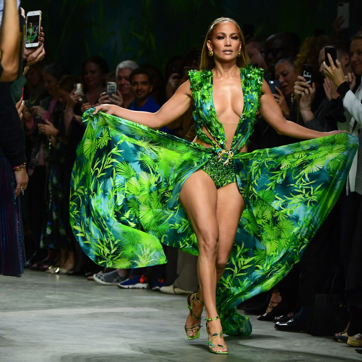 Jennifer Lopez usa su icónico vestido verde Versace, 19 años después