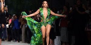 Jennifer Lopez驚喜現身Versace米蘭時裝週2020春夏大秀