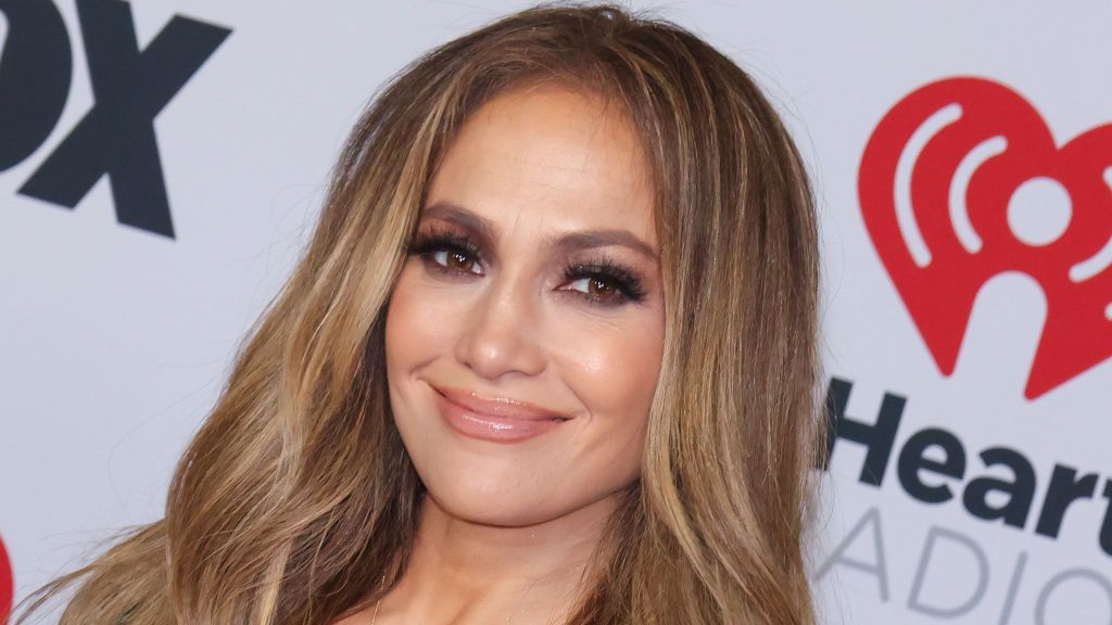 Jennifer Lopez shows off her glowing skin in makeup-free video