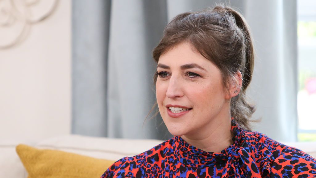 Mayim Bialik's Fans Are Applauding Her After Seeing Brutally Honest Video  About Her Boyfriend