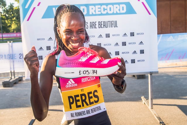 peres jerchipir muestra una zapatilla con el nuevo récord del mundo de medio maratón peres jepchichir batió su propio récord del mundo de medio maratón en la prueba organizada en praga con un tiempo de 10534