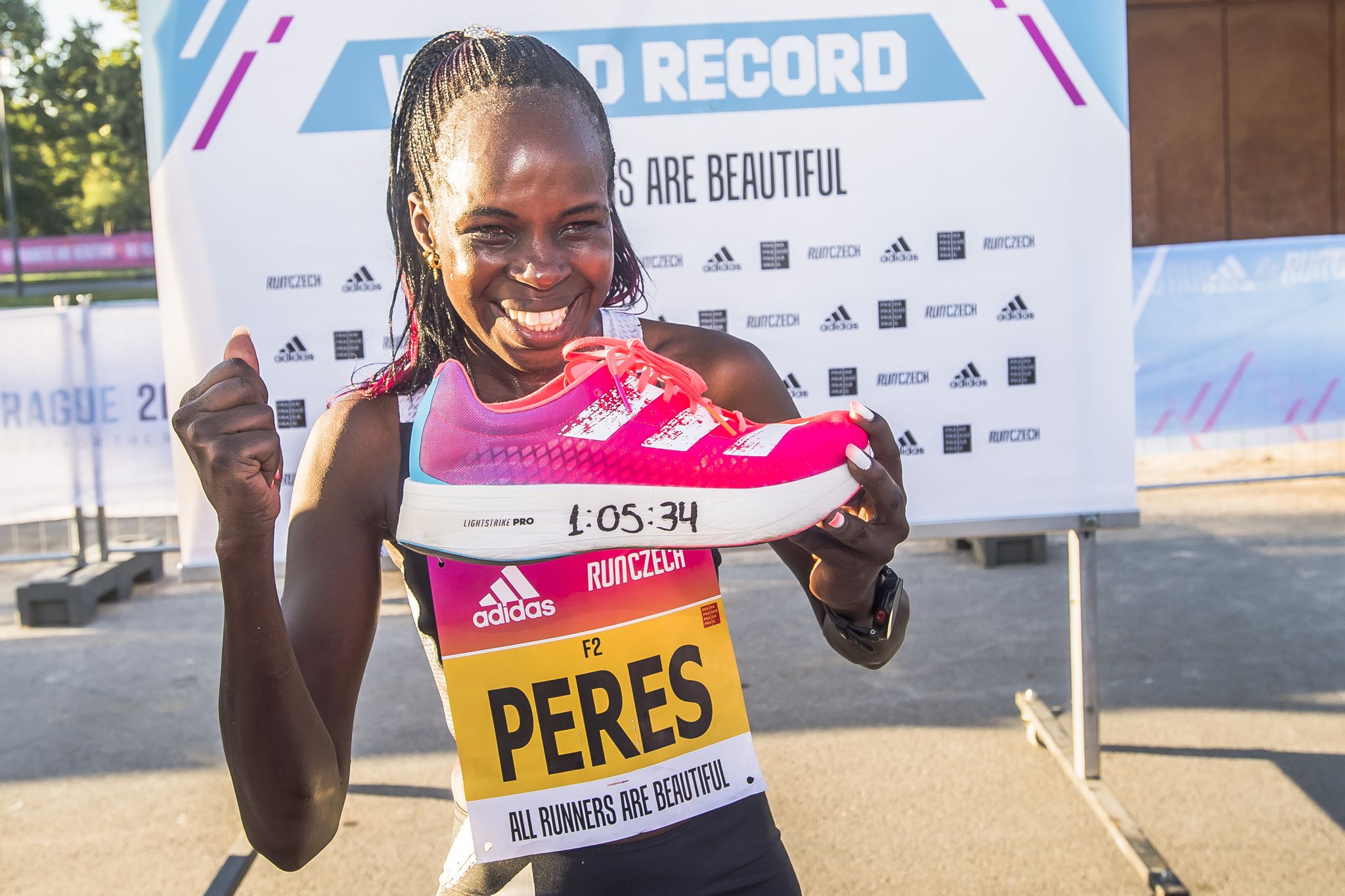 estrena sus zapatillas en un medio maratón en el Jepchirchir Kandie responden con grandes marcas