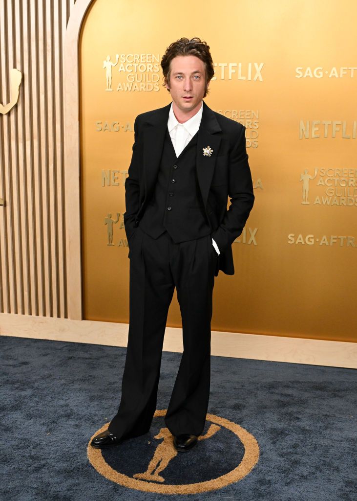 jeremy allen white at the 2025 sag awards