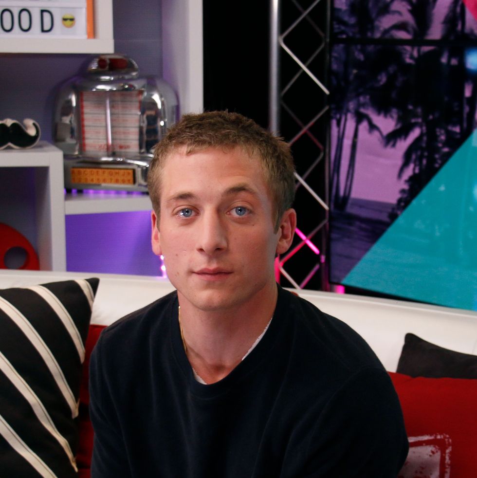 jeremy allen white visits young hollywood studio