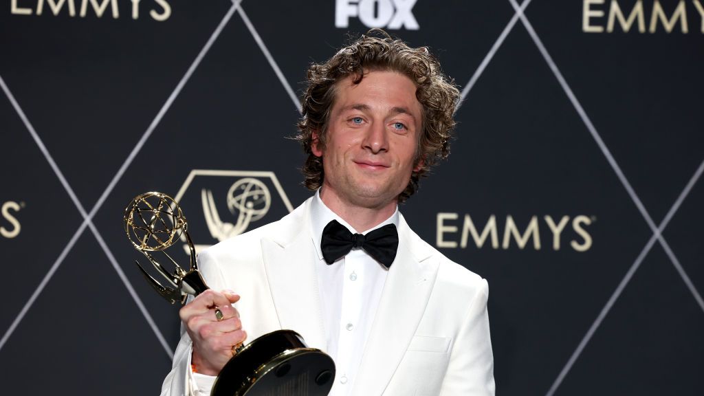 Jeremy Allen White, novio de Rosalía, gana un Premio Emmy por 'The Bear',  pero protagoniza otra serie igual de buena y sabemos dónde verla