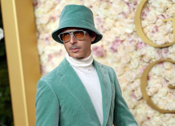 jeremy strong wore a turquoise bucket hat at the golden globes