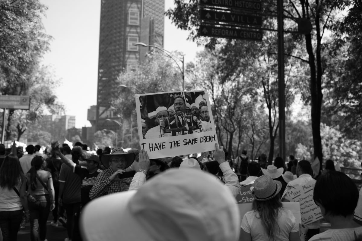 Mensen die protesteren in de straten van Mexico tegen de regering Trump en haat