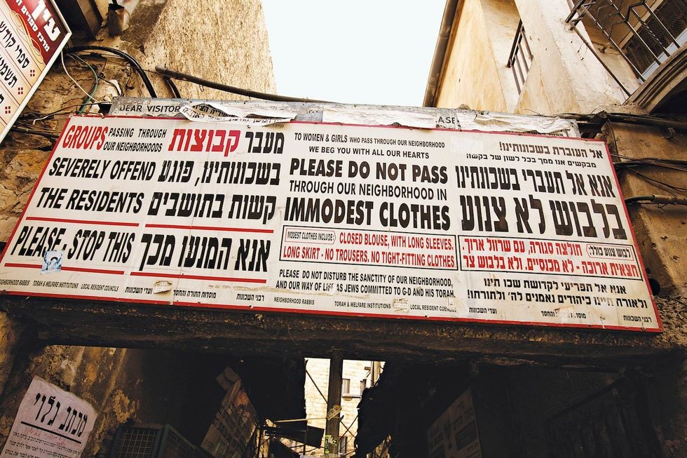 Borden markeren de grens van de wijk Mea Sharim waar een deel van de ultraorthodoxe joden van Jeruzalem woont