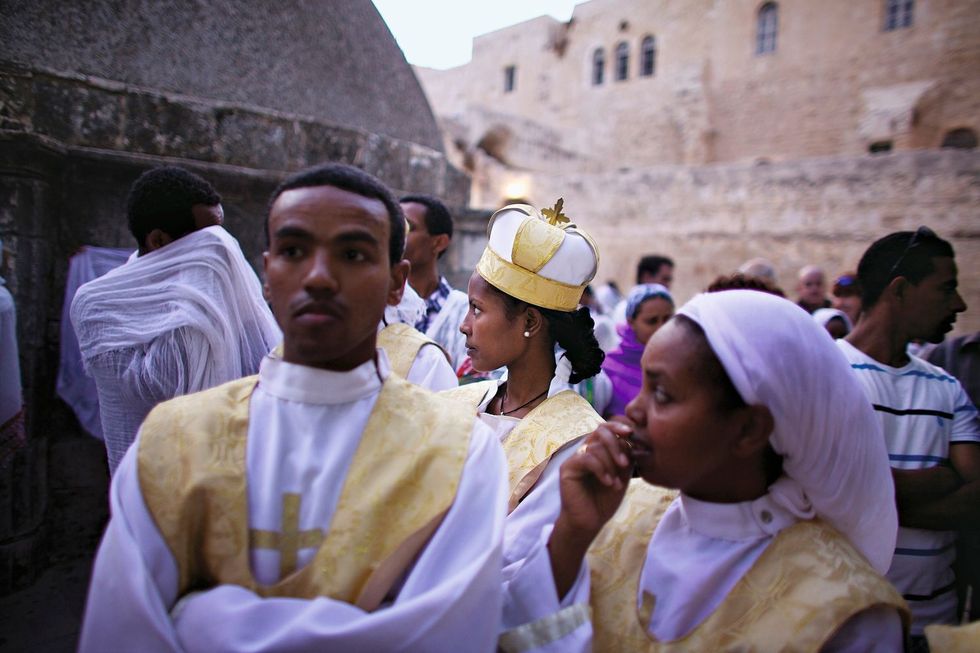 Ethiopische kopten verzamelen zich voor een christelijke viering op het dak van de Heilig Grafkerk