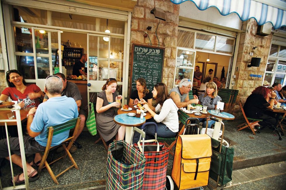 Op de Machane Yehudamarkt geniet men biji Caf Mizrachi van vers bereid eten en drinken