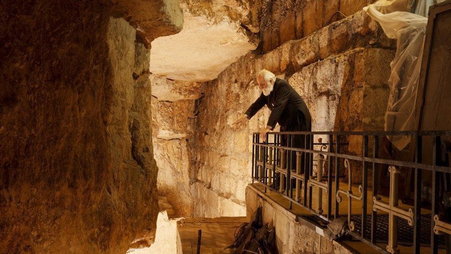 Onder de Heilig Grafkerk in de christelijke wijk van Jeruzalem inspecteert pater Samuel Aghoyan een kelder die in de tijd van Jezus dienstdeed als joodse begraafplaats