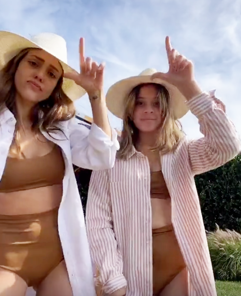 796px x 976px - Jessica Alba Shows Off Abs On TikTok Twinning With Daughter
