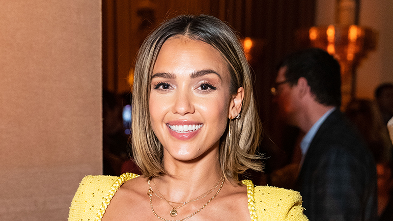 Jessica Alba Having Sex - Fans are confused about Jessica Alba's latest makeup tutorial