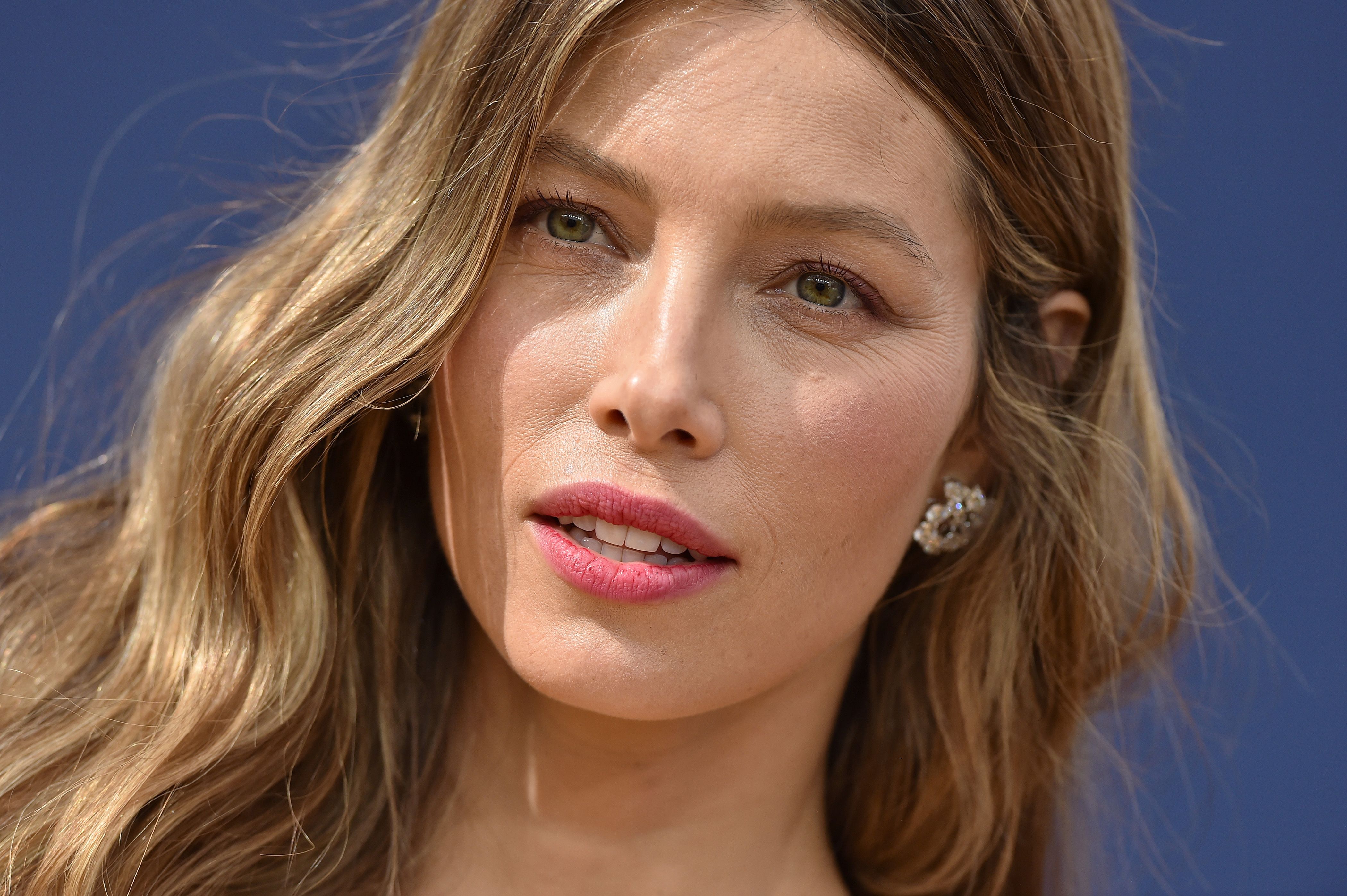 Candy Star Jessica Biel Stuns In A Sheer Top And Short Shorts On The Late Late Show Lupon