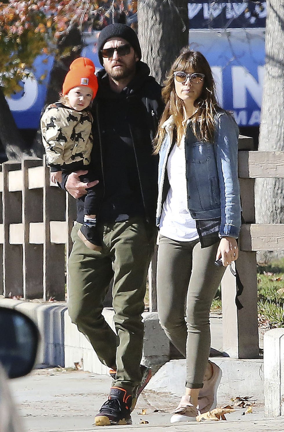 Jeans, Street fashion, Fashion, Jacket, Footwear, Leg, Outerwear, Gesture, Photography, Trousers, 