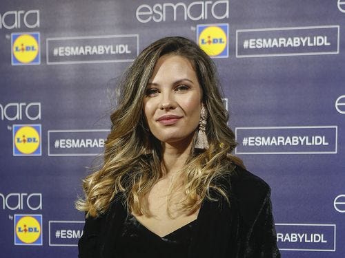 la ex de kiko rivera, jessica bueno, posando en un photocall