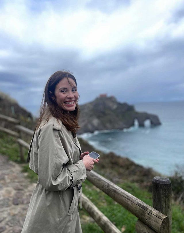 jessica responde con una sonrisa al ataque de jota