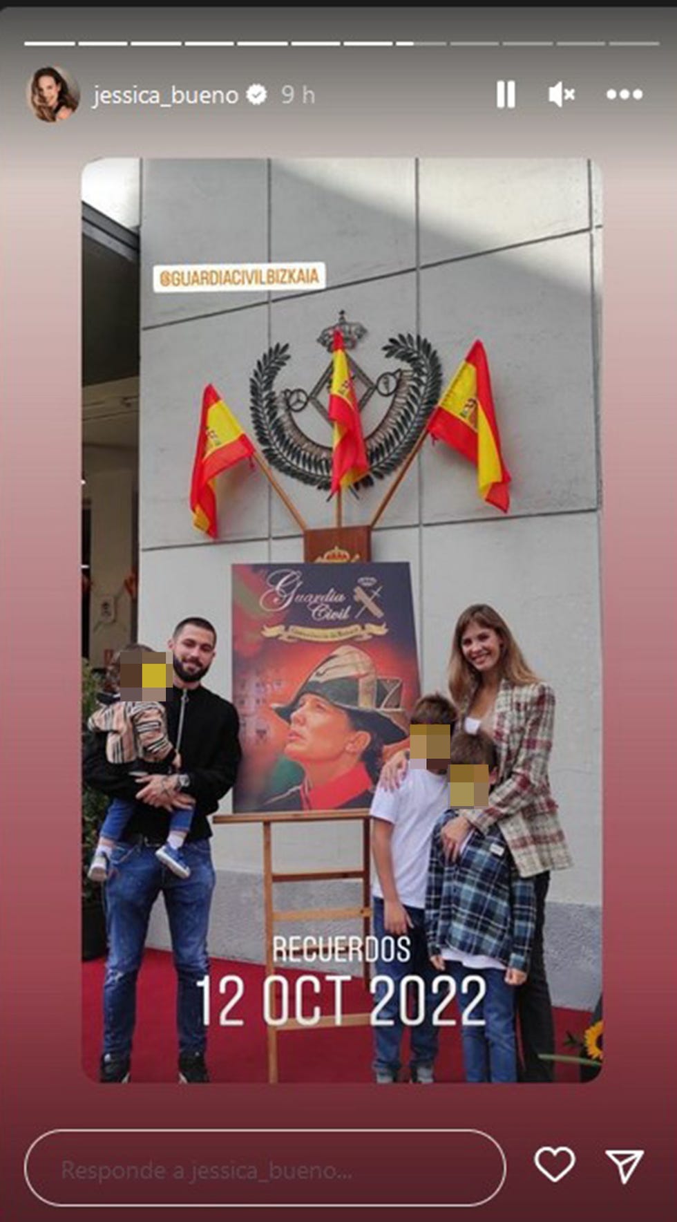 la modelo con su marido y sus tres hijos