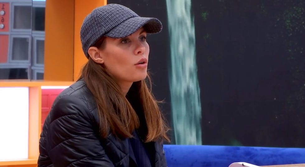 la modelo con una gorra en la casa de guadalix