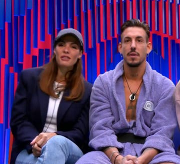 la modelo y el cantante en el confesionario del reality