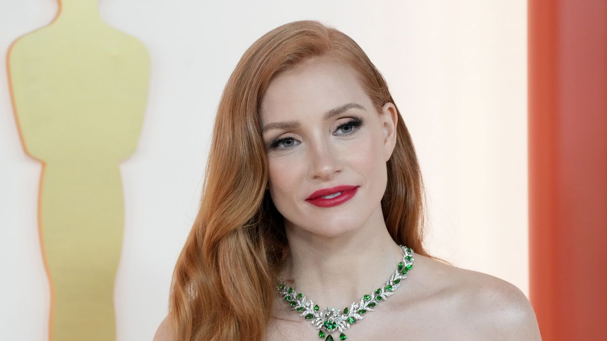preview for Jessica Chastain debuts new platinum blonde hair at the Met Gala